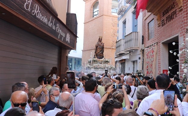 La Virgen de la Victoria a su paso por la calle Granada. 