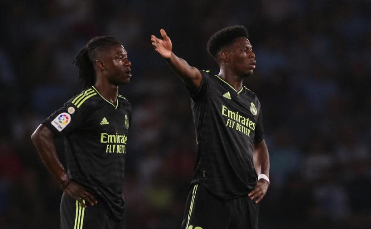 Eduardo Camavinga (i) y Aurélien Tchouaméni, jóvenes valores en el centro del campo del Real Madrid. 