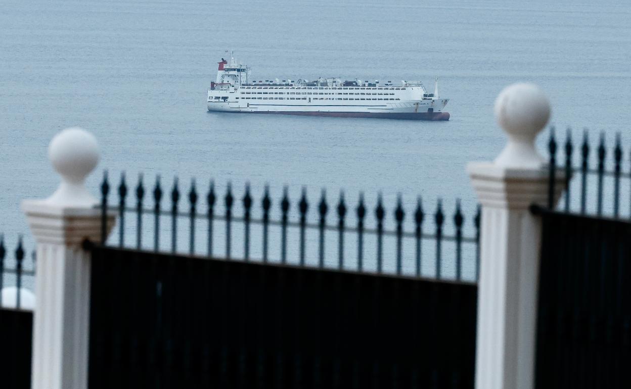 Barco destinado al transporte de ganado que lleva todo el verano fondeado en la Bahía de Málaga. 