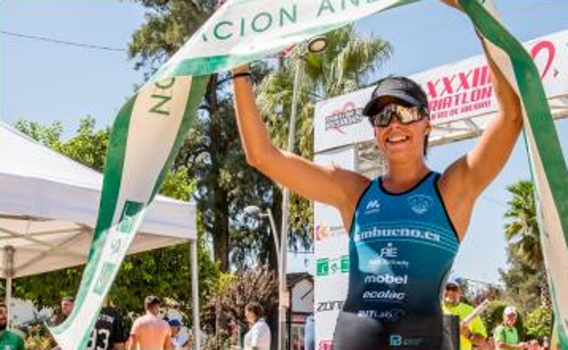 Patricia Bueno, la ganadora femenina, en la cinta de meta. 