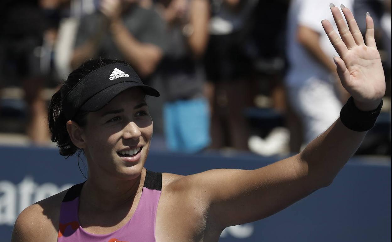 Garbiñe Muguruza saluda al públlico tras vencer a Clara Tauson. 