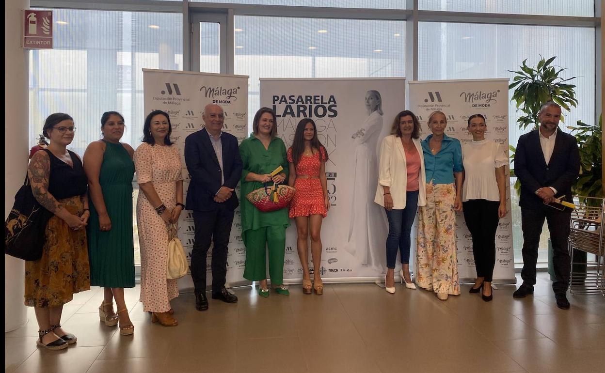 Esperanza González y María José González posan con algunos de los diseñadores que participarán en esta edición de la Pasarela Larios. 