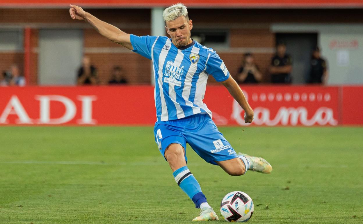 El futbolista del Málaga, Álex Gallar, durante el partido contra el Mirandés.