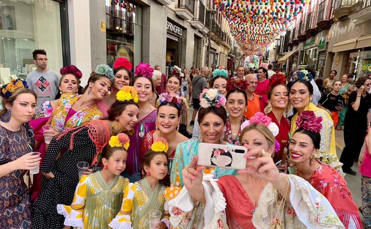 Las Damas Goyescas y autoridades, en el centro.