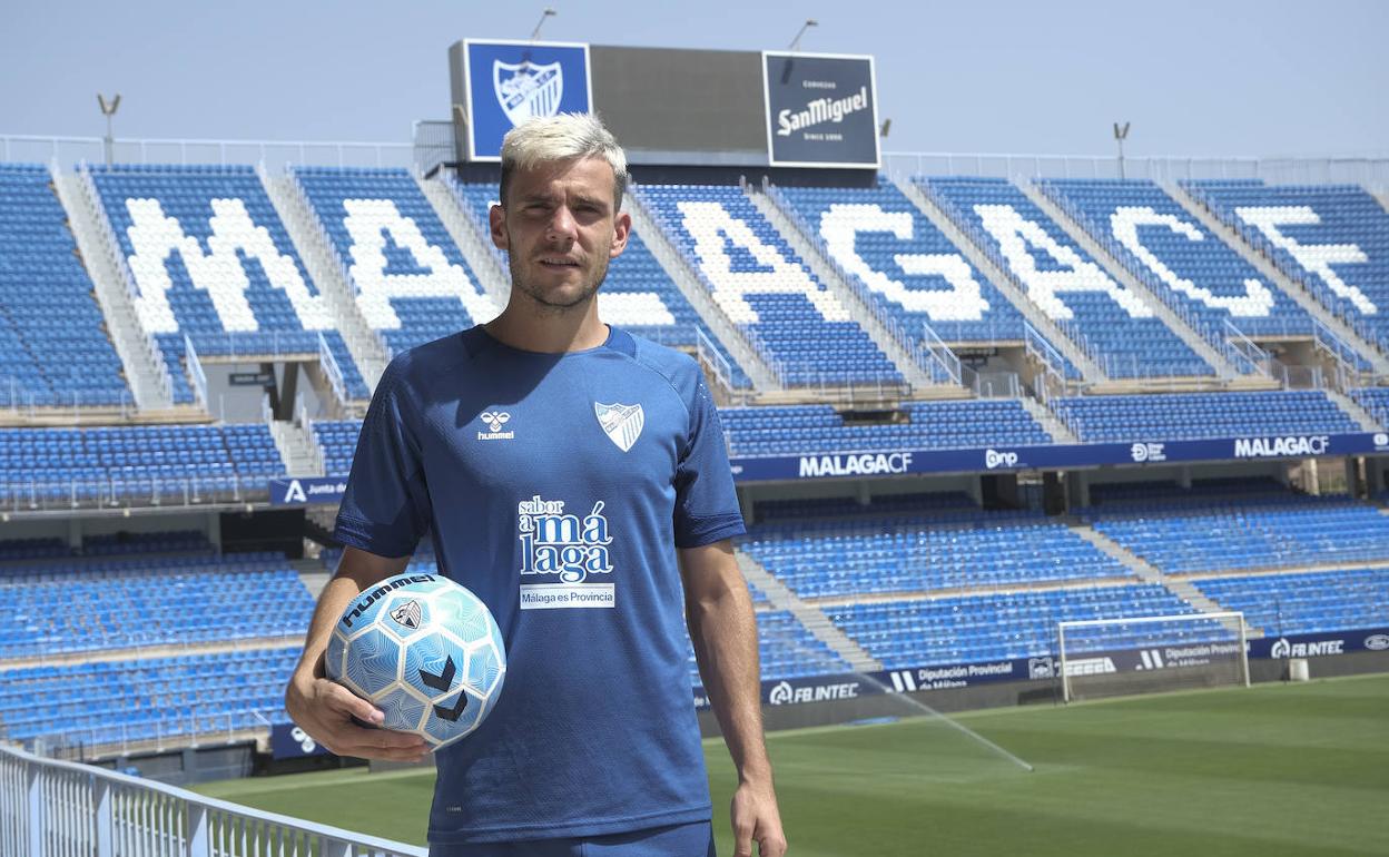 Álex Gallar posa para SUR desde la grada de Tribuna del estadio de La Rosaleda.