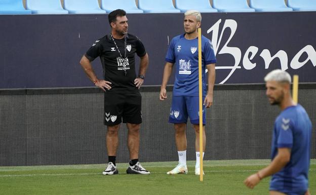 Pablo Guede y Álex Gallar conversan en un entrenamiento reciente.