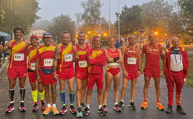 Imagen principal - Arriba, Urbaneja (izquierda), con la selección española presente en Berlín; sobre estas líneas, en plena carrera, y a la derecha, con su medalla de bronce. 