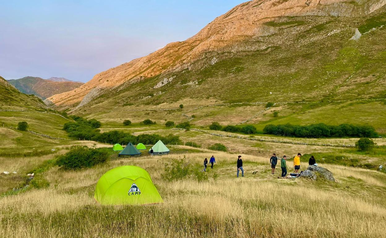 La imagen muestra a los jóvenes en el campamento base, en los picos de La Cueta, en Castilla y León. 