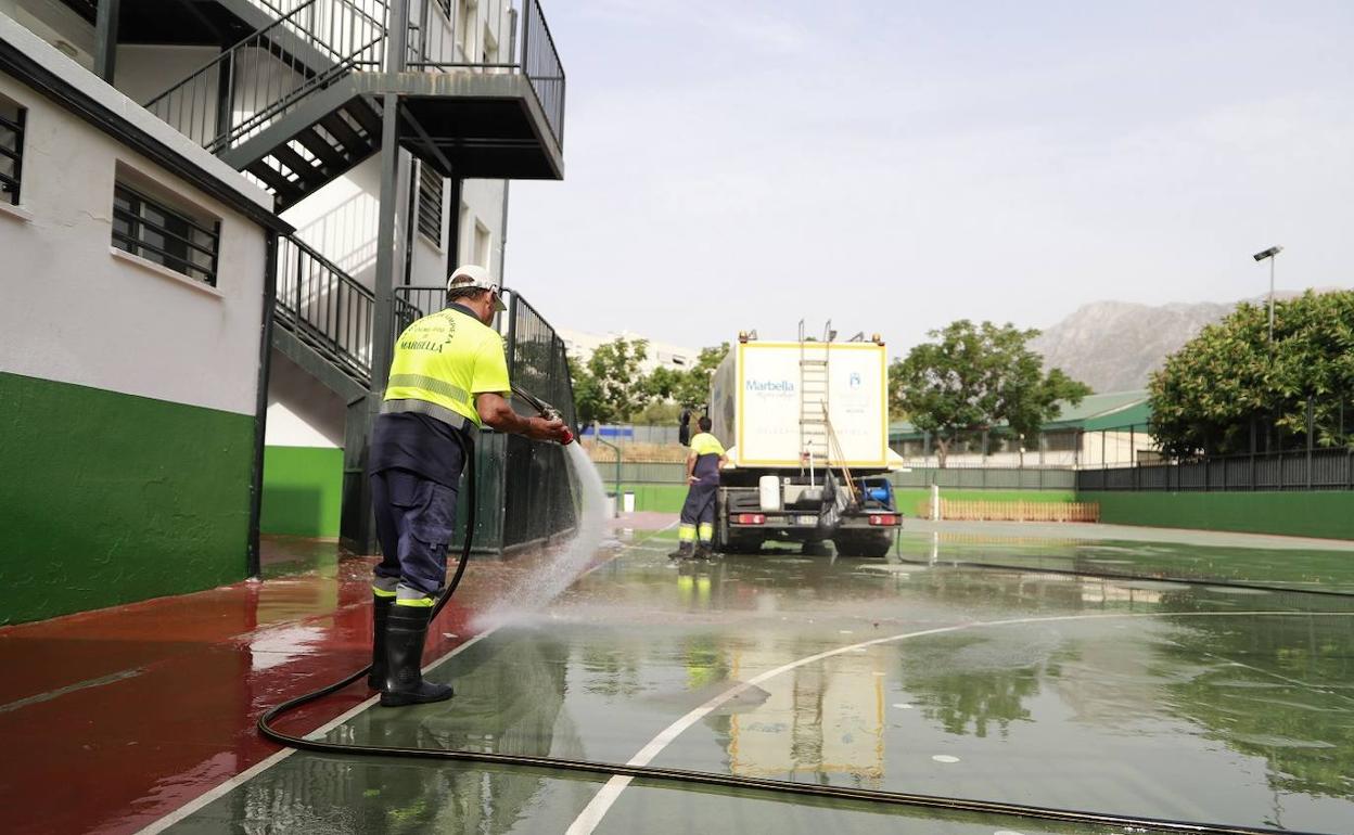 Ocho camiones de baldeo refuerzan la limpieza de los patios en los centros educativos. 