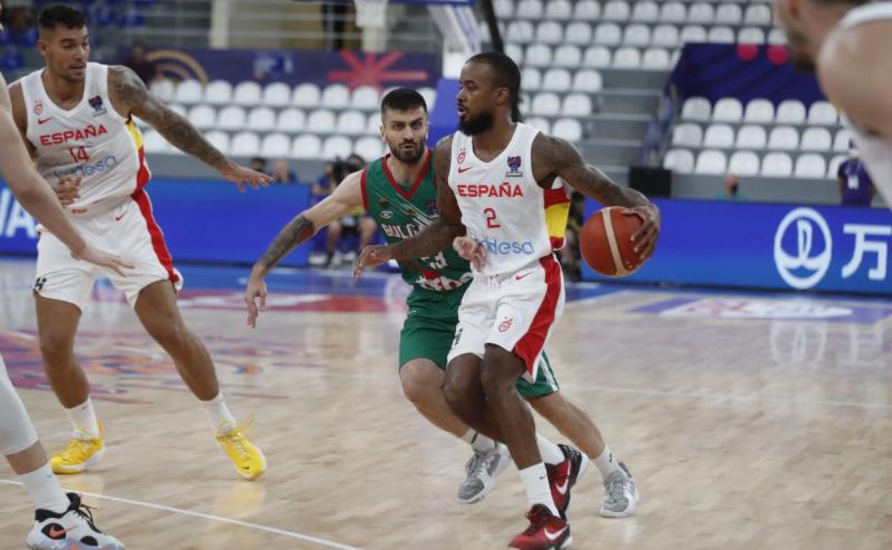 Lorenzo Brown ataca con el balón durante el partido contra Bulgaria. 