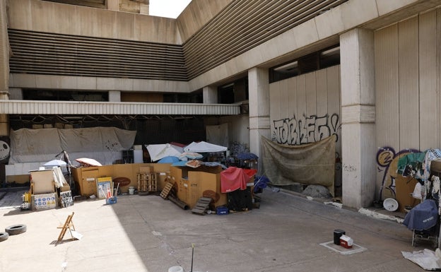 Es constante la presencia de 'okupas' en uno de los antiguos accesos al edificio de Correos. 