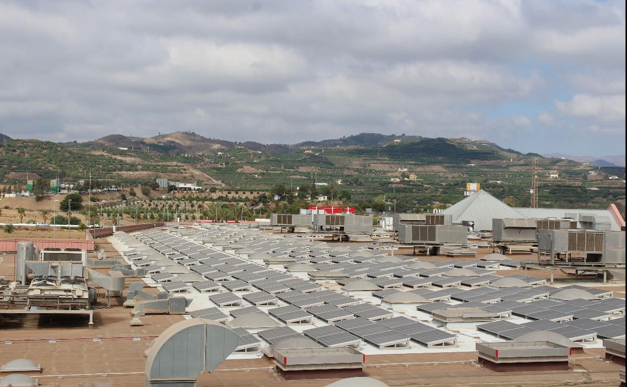 Imagen de las placas fotovoltaicas instaladas en la cubierta del centro comercial de Vélez-Málaga. 