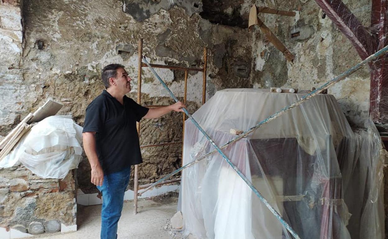 El alcalde, Antonio Campos, visita las obras del molino.