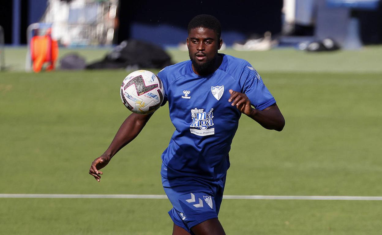 N'Diaye, en el entrenamiento de ayer, tras firmar su contrato con el Málaga. 