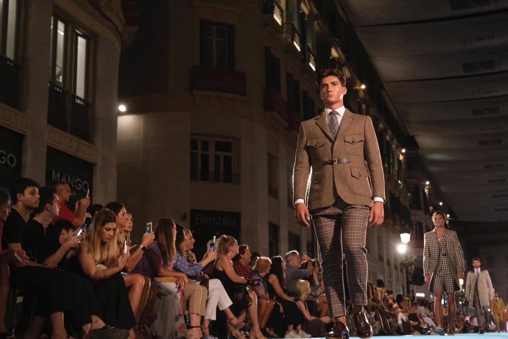 Modelos de Félix Ramiro, en la calle Larios. 