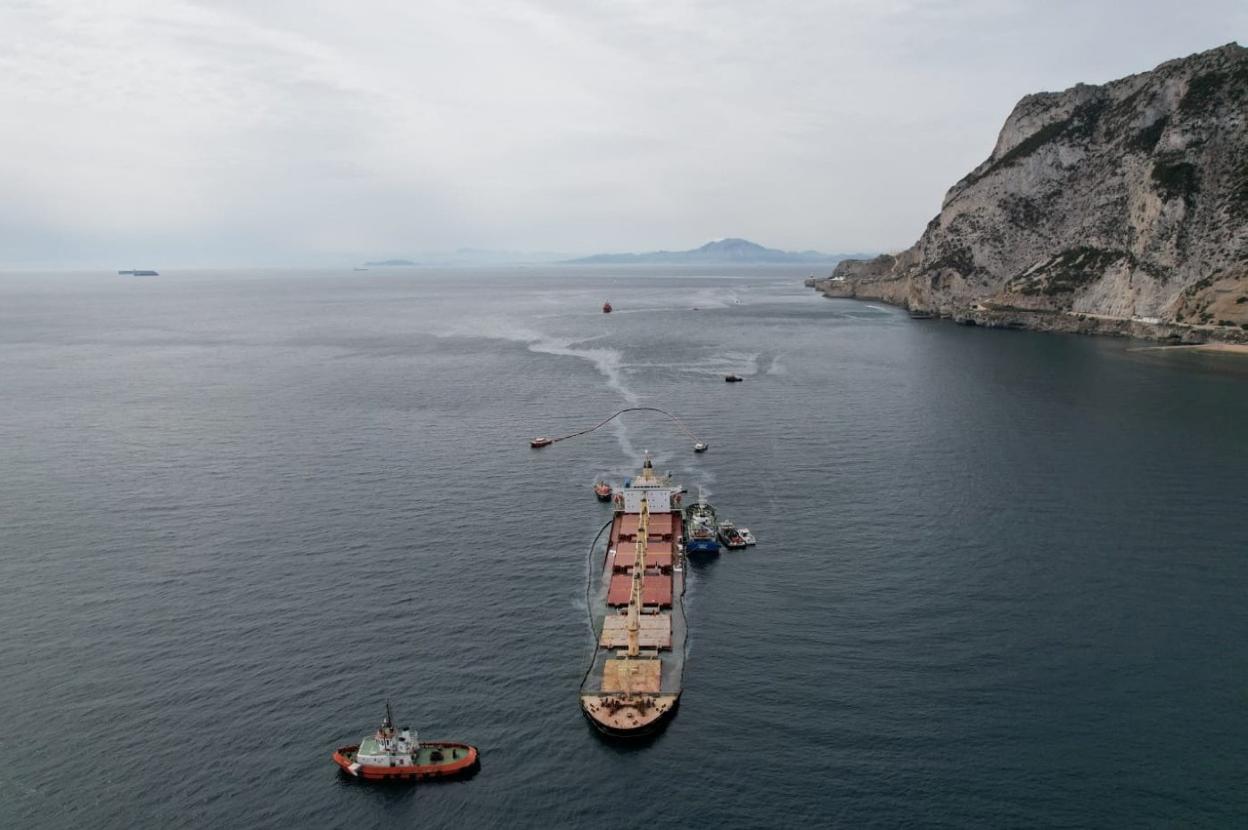 Vista aérea del buque OS 35 y del vertido de combustible en la bahía de Algeciras. reuters