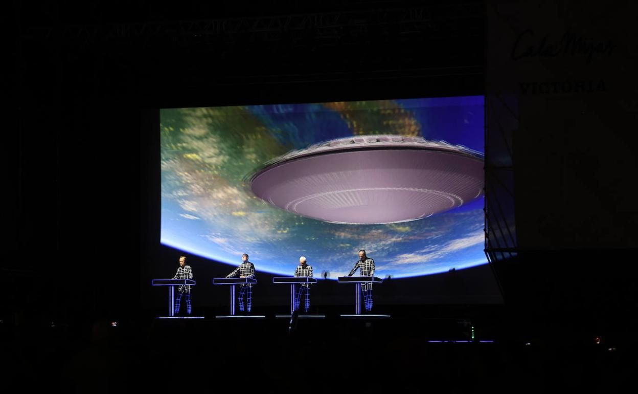 Los cuatro músicos de Kraftwerk pusieron el toque electrónico que triunfó en la noche del viernes. 