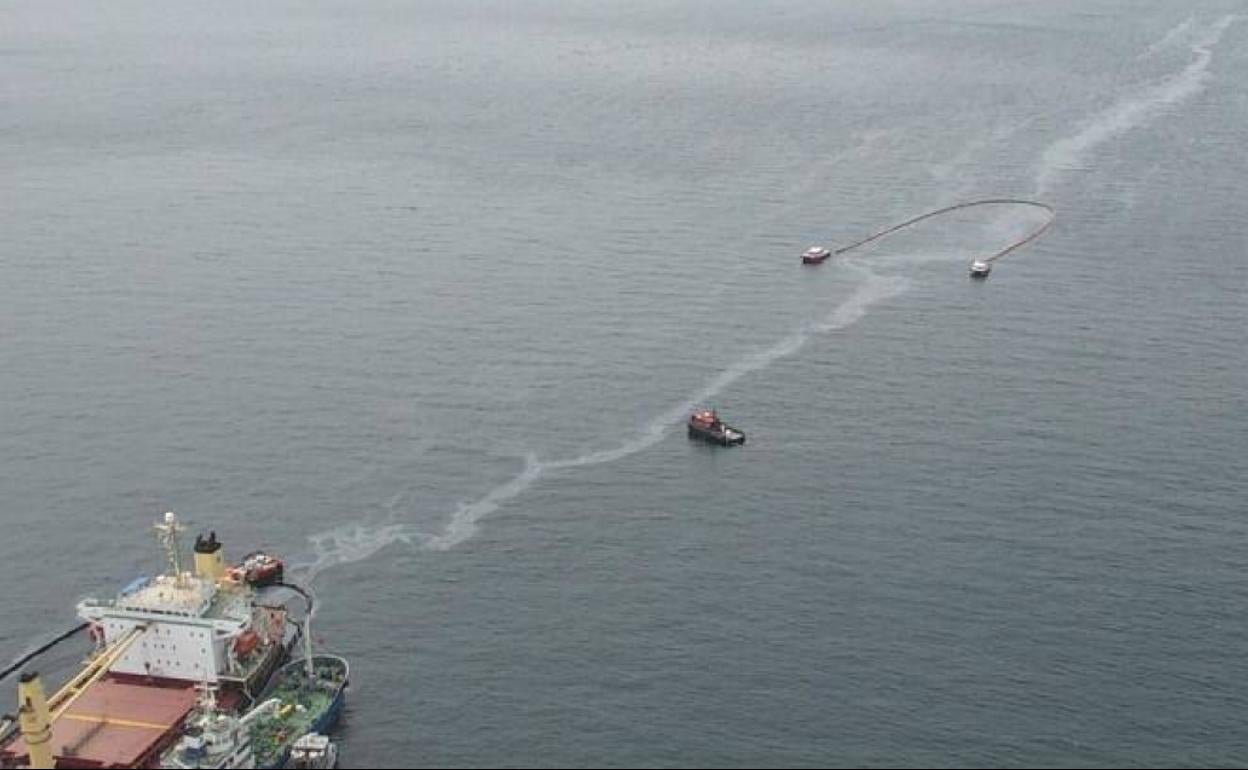 Gibraltar detecta «pequeñas cantidades de petróleo» en la playa de Sandy Bay del buque semihundido