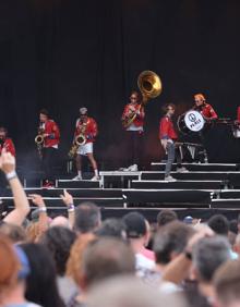 Imagen secundaria 2 - Nick Cave: El rockero australiano pidió unas tarimas para estar más cerca del público. Bomba Estéreo: Mucho baile con la variedad musical de reggae, electrónica y reguetón del grupo colombiano. Meute: La banda de música tecno reunió a gran parte del público antes de que cayera la noche. 