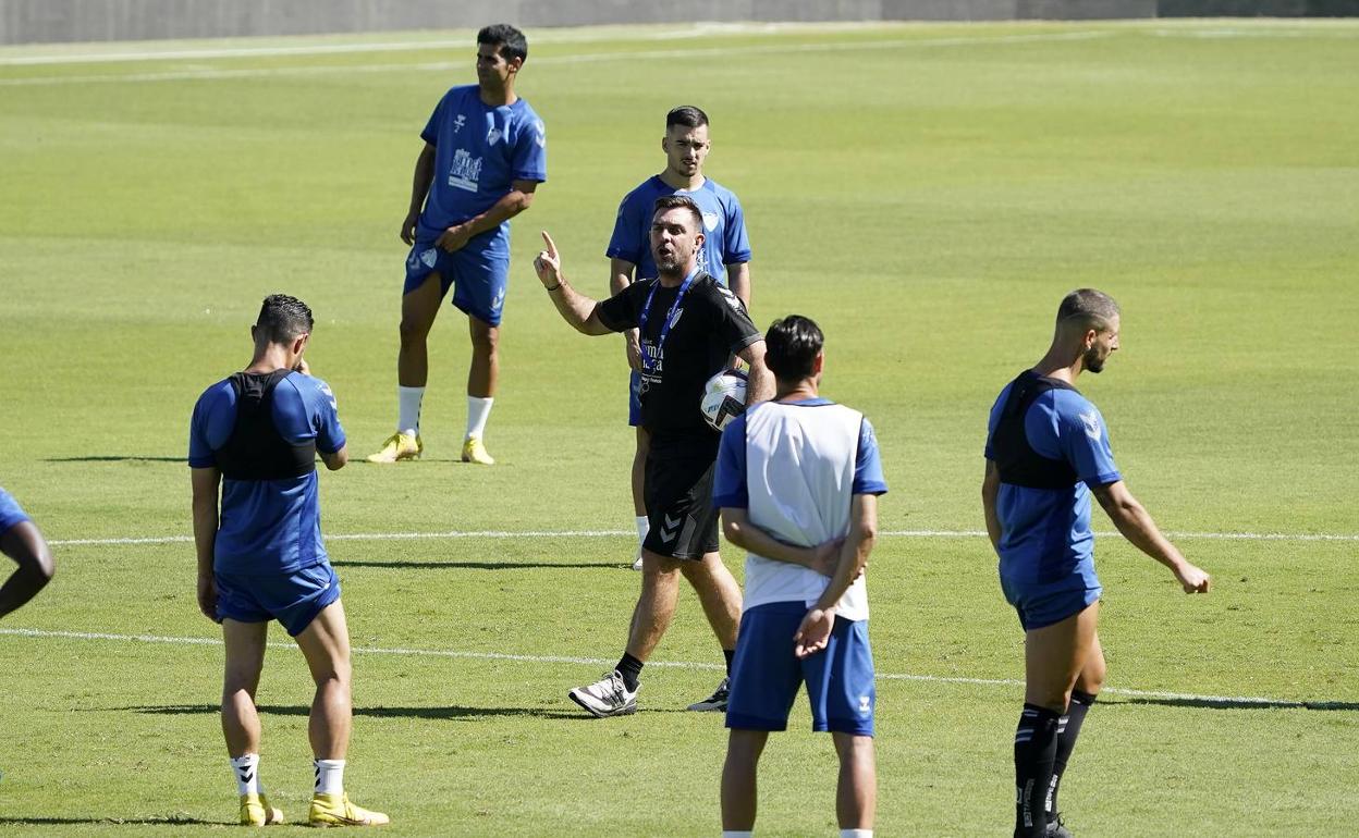 Guede da indicaciones en el entrenamiento de ayer, celebrado a la misma hora que el partido. 