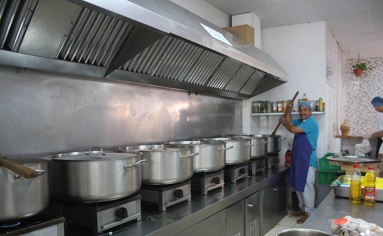 Agustín, uno de los cocineros más veteranos del comedor. 