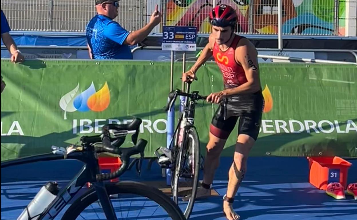 El triatleta malagueño, en la transición a la bicicleta, este sábado en la prueba de Valencia. 