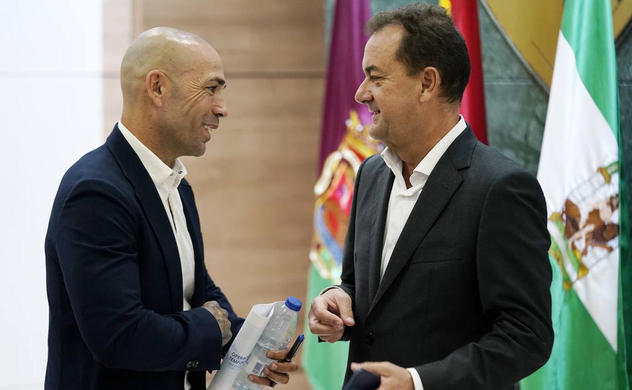 El director deportivo del Málaga, Manolo Gaspar, y el administrador judicial, José María Muñoz, este lunes en la sala de prensa de La Rosaleda.