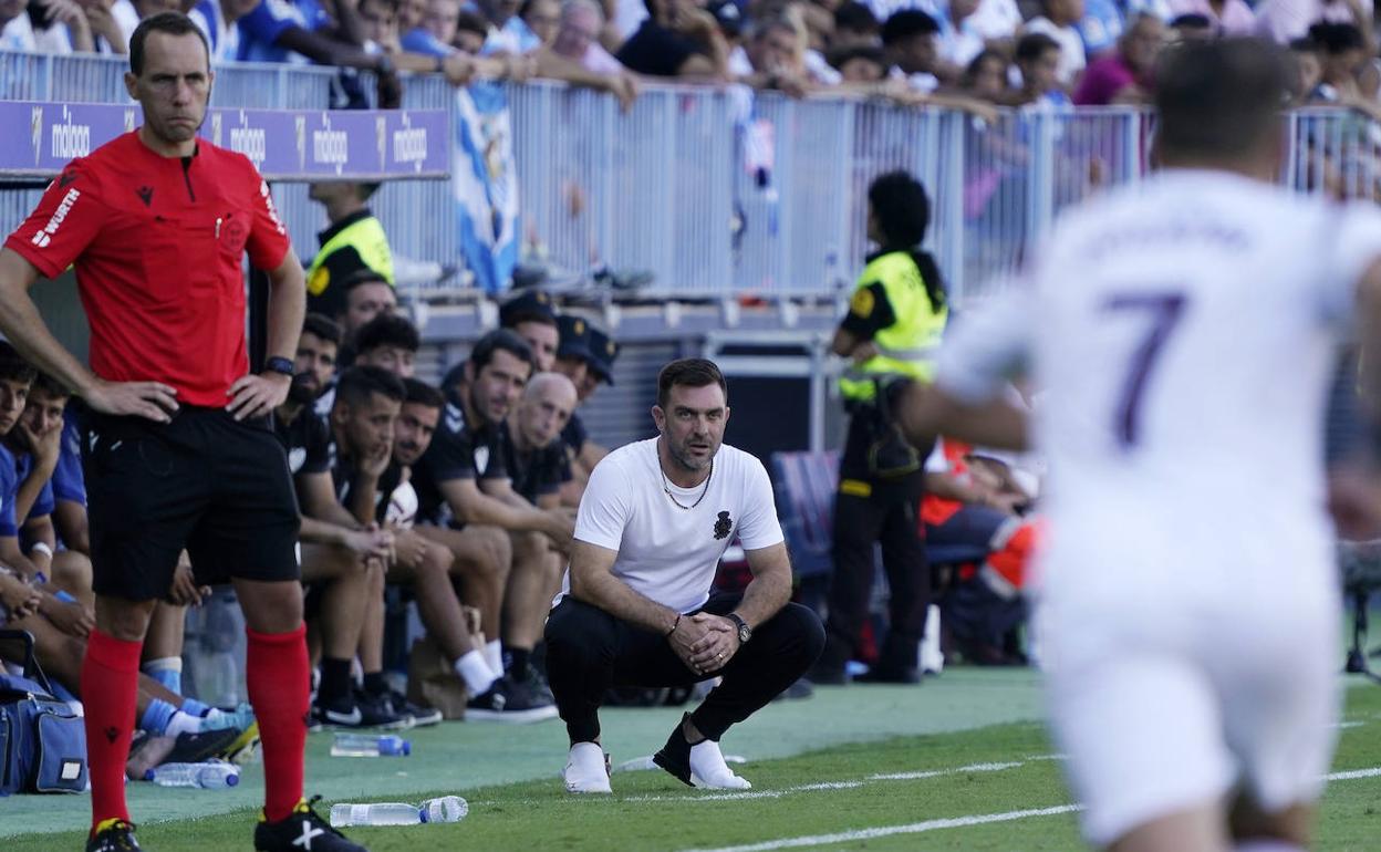 Guede, en un gesto habitual suyo en cuclillas en su zona y siguiendo el duelo del domingo. 