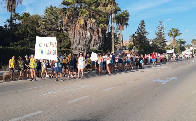 Imagen principal - Tres imágenes de la protesta de este lunes en los núcleos occidentales de Vélez-Málaga. 