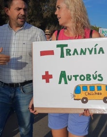 Imagen secundaria 2 - Tres imágenes de la protesta de este lunes en los núcleos occidentales de Vélez-Málaga. 