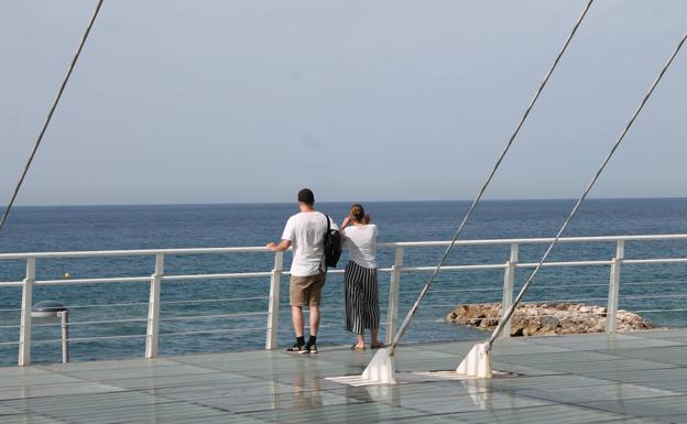 Turistas en Torrox Costa.