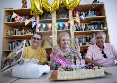 Imagen secundaria 1 - Varios momentos de la celebración del cumpleaños de Sara Bullón. 