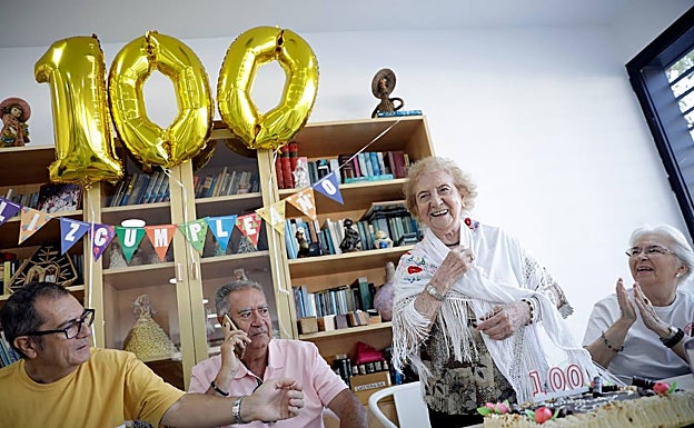 Imagen principal - Varios momentos de la celebración del cumpleaños de Sara Bullón. 