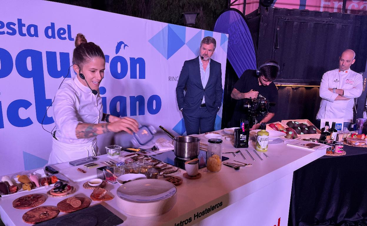 Rakel Cernicharo, en la demostración que realizó anoche en el restaurante de Añoreta Golf. 