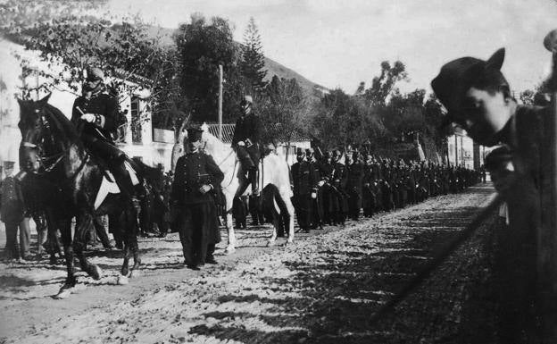 Imagen principal - Arriba, cortejo fúnebre de los náufragos del Gneisenau hacia el Cementerio Inglés, en 1900. Abajo, el nombre de los marineros fallecidos. Al lado, entrada al cementerio