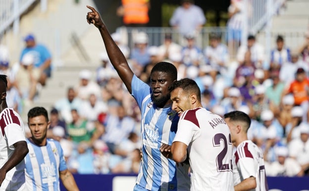 N'Diaye, en un lance del partido del domingo defendido por Álvaro Rodríguez. 