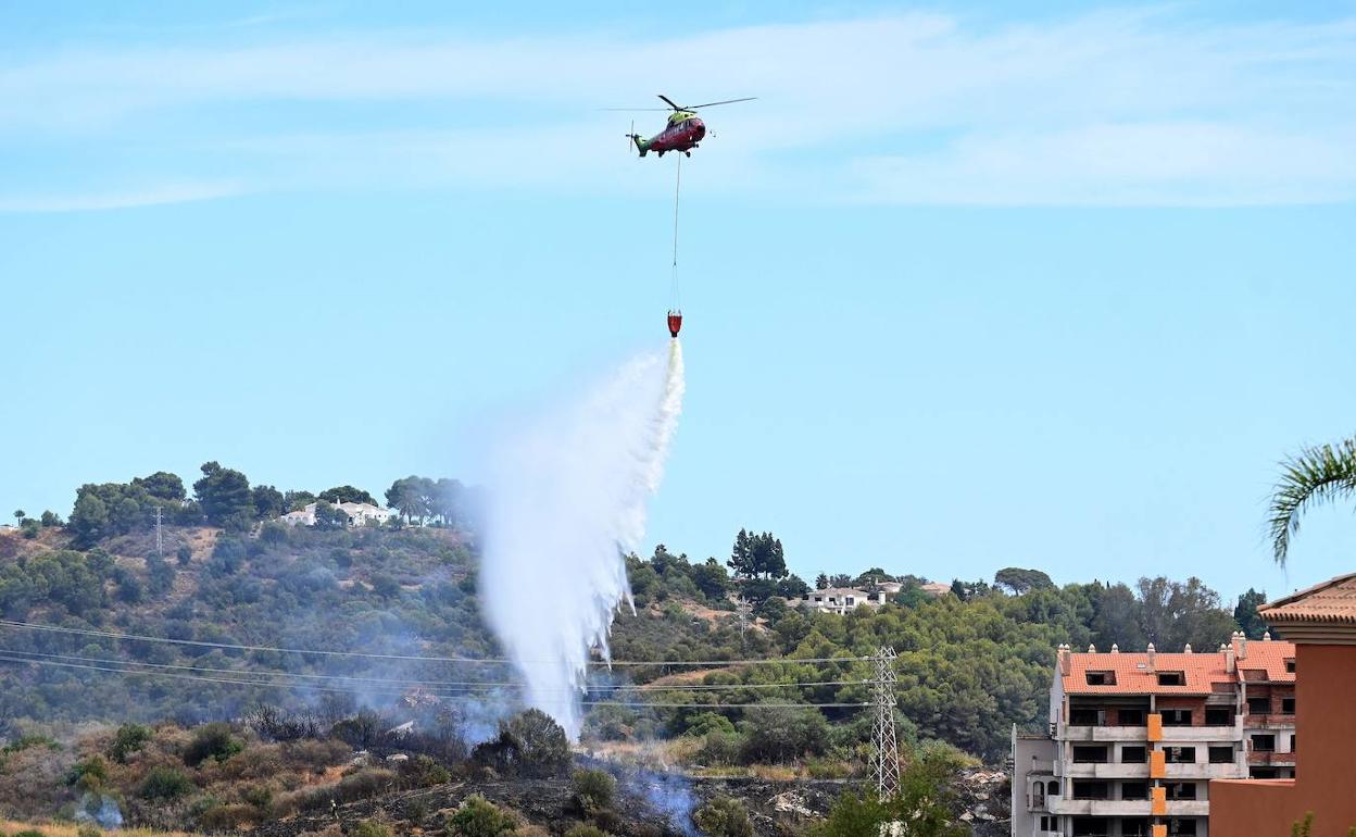 Un helicóptero actuando en la zona del fuego. 