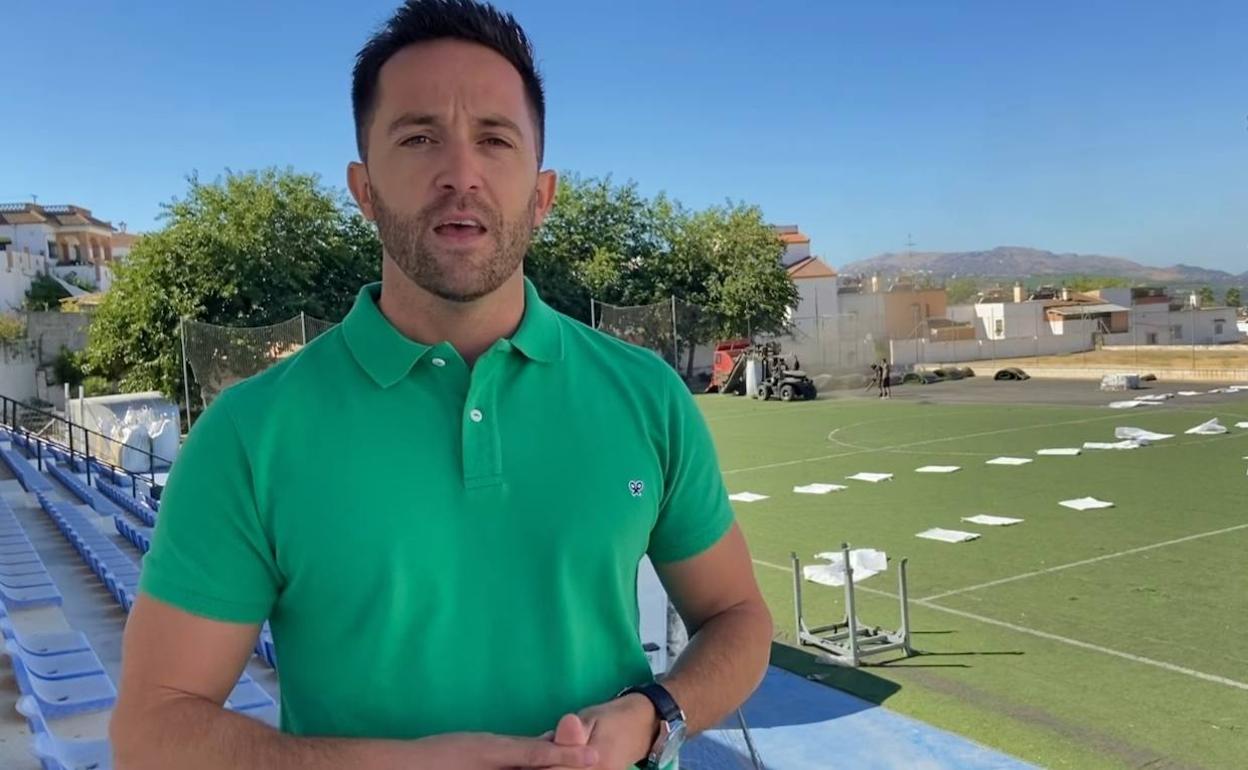 Anet, jundo al campo de fútbol en obras. 