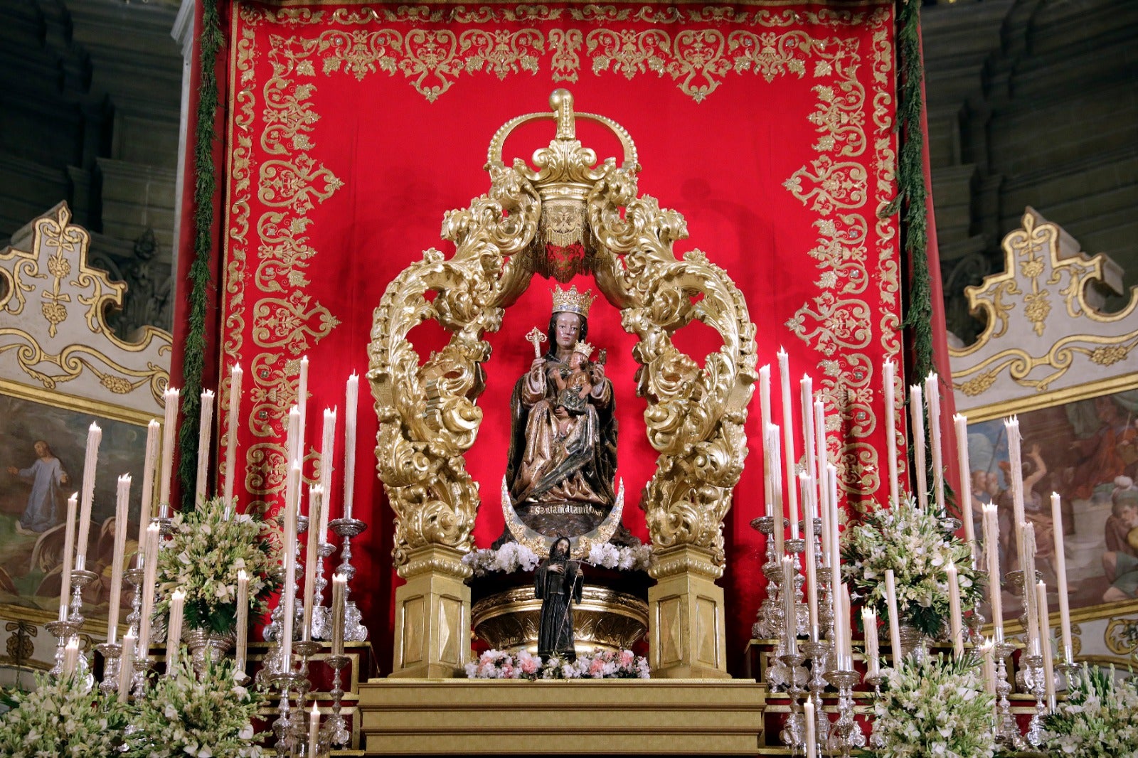 Fotos: Festividad de Santa María de la Victoria: ofrenda floral y misa a la Patrona de Málaga