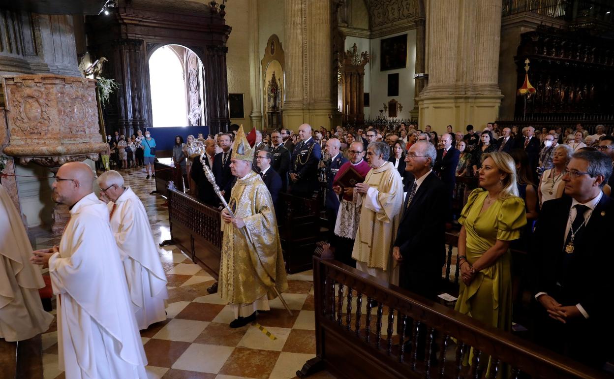 El obispo, Jesús Catalá, y autoridades duante la celebración de la misa en el día de la patrona de Málaga, la Virgen de la Victoria, en la Catedral. 