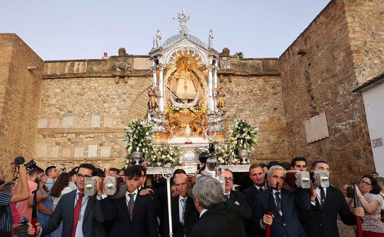 La Virgen de los Remedios ante el Arco de los Gigantes este jueves 8 de septiembre. 