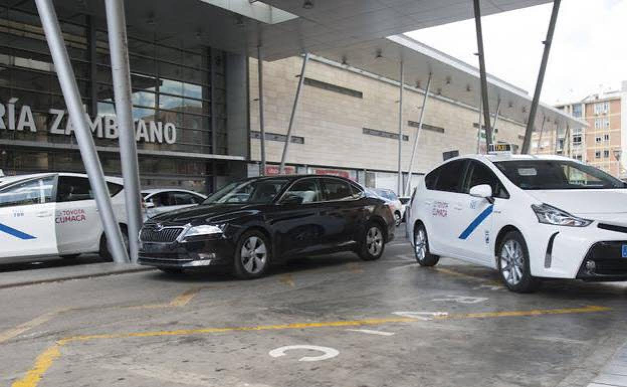 VTC y taxis en la estación de tren María Zambrano. 