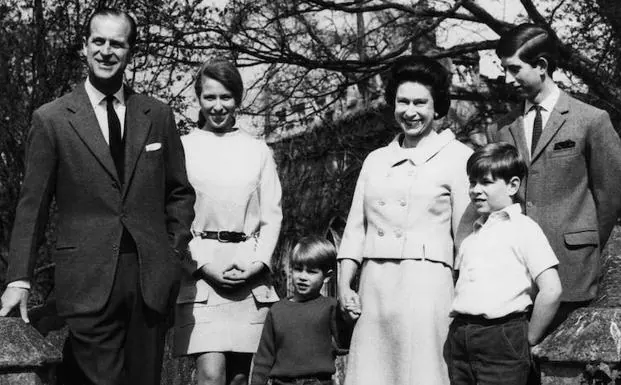 La reina Isabel con el príncipe Felipe, duque de Edimburgo, y sus hijos en Windsor en 1968. 