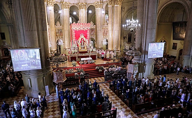 Aspecto que ha presentado la Catedral, repleta de fieles. 