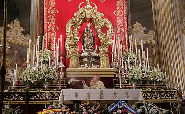El obispo antes de iniciar la misa estacional por la festividad de la Virgen de la Victoria. 