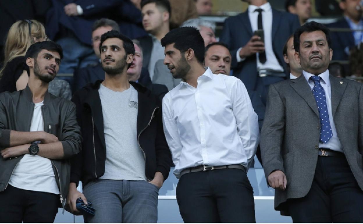 Al-Thani y sus hijos en el palco de La Rosaleda. 