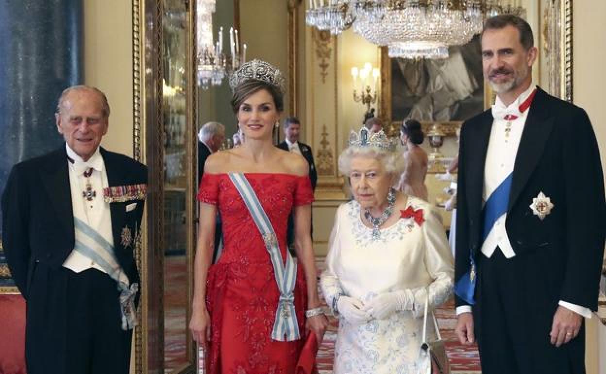 Los Reyes de España, con la reina Isabel II y su marido. 