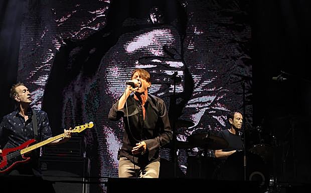 Imagen principal - En la primera imagen, Suede; momento de la actuación de Biffy Clyro y público en durante las primeras horas. 