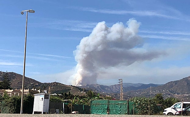 Imagen de la columna de humo vista desde la zona de El Playazo de Nerja. 