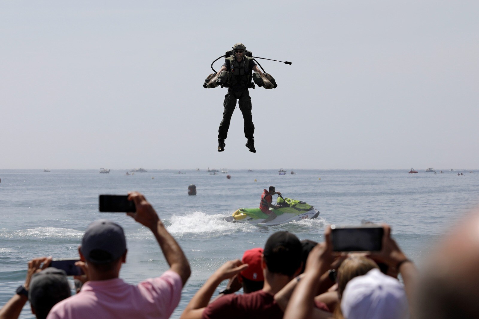 Desde primera hora de la mañana la playa ya estaba llena de amantes de la cultura aeronáutica para coger sitio y presenciar lo que ya se reconoce como uno de los mejores festivales aéreos de Europa. Uno de los espectáculos que ha suscitado mayor expectación ha sido el conocido como 'dron humano' de Gravity Industries. 